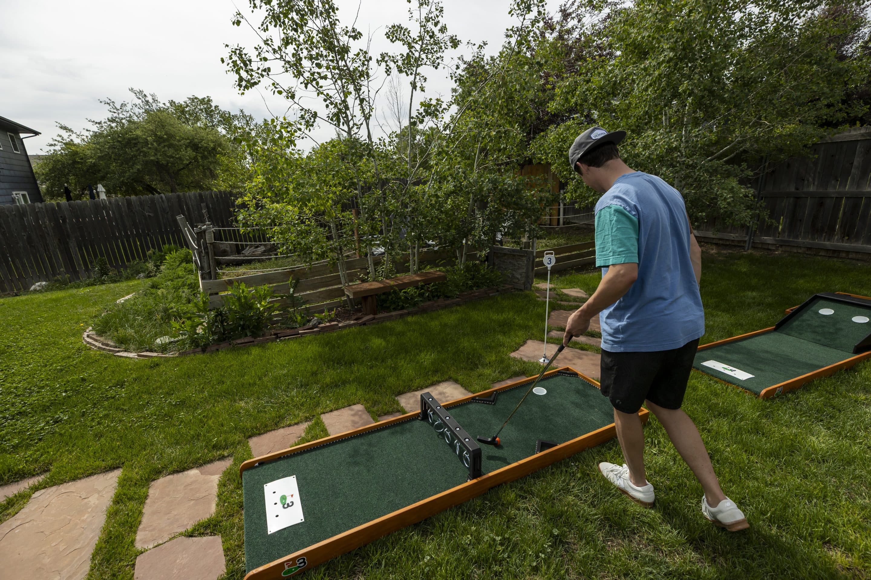 Dad showing daughter how to play mobile mini golf 
