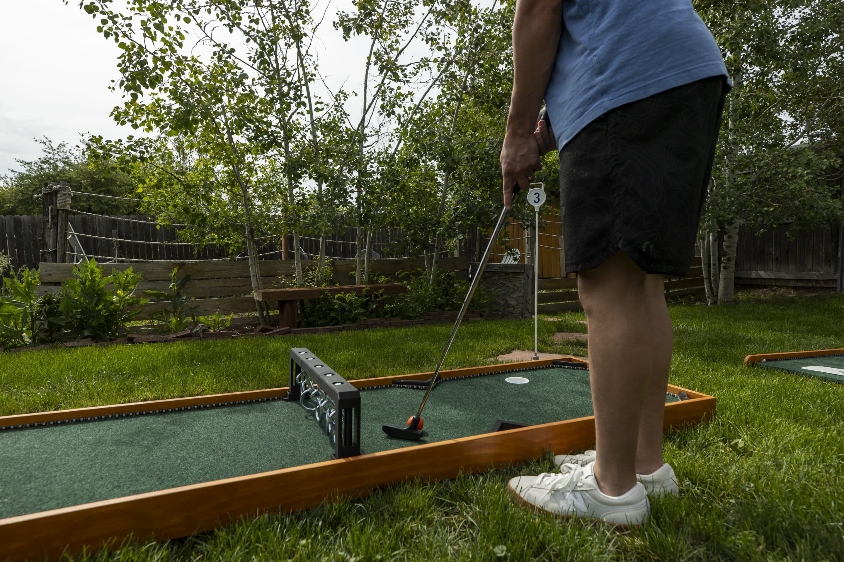 Dad showing daughter how to play mobile mini golf 